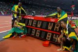 Jamajský štafetový tým sprinterů na 4x100 metrů slaví vítězství a světový rekord, který je od nynějška 36,84 sekundy.