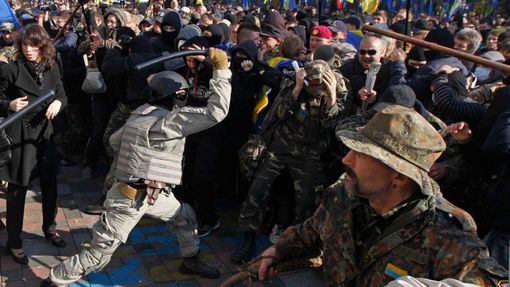Demonstrace nacionalistů v centru Kyjeva se změnila v potyčky s policií.