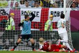 Helder Postiga střílí gól Stephanu Andersenovi a zvyšuje na 2:0 pro Portugalsko.