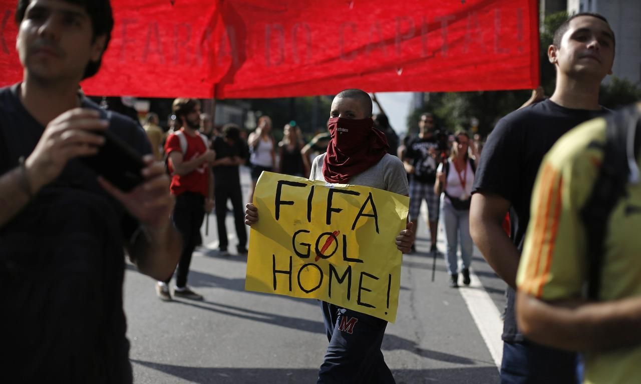 FIFA go home. Protesty v Sao Paulo