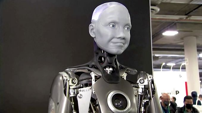 Americký Kongres odmítl stagnaci a podpořil masivní investice do vědy a výzkumu. (Humanoidní robot Ameca, který ohromoval účastníky technologického veletrhu CES.)