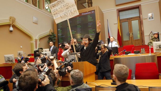 Ustavující zasedání pražského zastupitelstva provázely masivní protesty