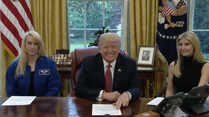 Donald Trump volal do kosmu. Pogratuloval kosmonautce k rekordu ve vesmíru