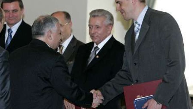 Ministr školství Roman Giertych převzal jmenovací dekret z rukou prezidenta Kaczyńského.
