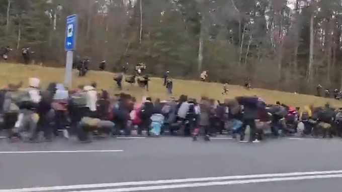 Záběry zveřejněné na sociálních sítích ukazují stovky migrantů s batohy a spacáky, kteří jdou po silnici směrem k hraničnímu přechodu do Polska.