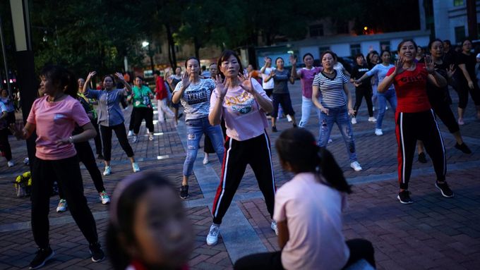 V Číně na veřejných místech tančí pravidelně lidé označovaní za "tancující babičky".