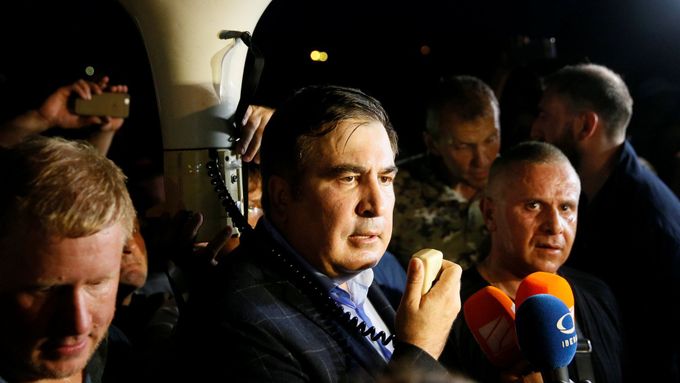 Bývalého gruzínského prezidenta Michaila Saakašviliho vítají jeho příznivci poté, co pronikl na ukrajinské území.