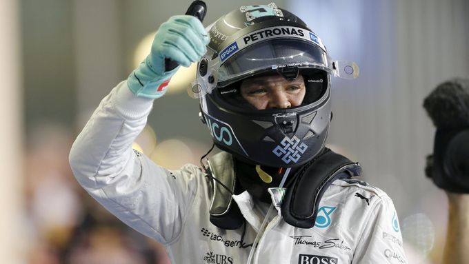 Nico Rosberg slaví vítězství v kvalifikaci v Abú Zabí.