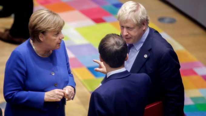 Německá kancléřka Angela Merkelová, britský premiér Boris Johnson a francouzský prezident Emmanuel Macron (zády) na summitu lídrů EU v Bruselu.