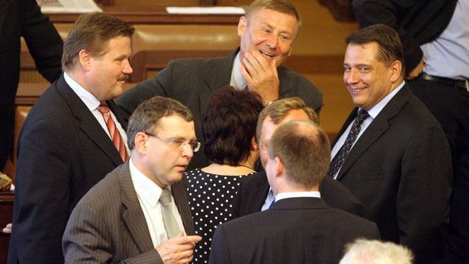 Levice se po neúspěšné volbě radovala - na snímku šéf ČSSD Jiří Paroubek a někdejší šéf komunistů Miroslav Grebeníček.