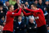 Wayne Rooney z Manchesteru United slaví svůj první gól v derby s City. Shodou okolností spolu s Robinem van Persiem, který pak zápas rozhodl.