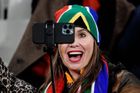 Naopak radostné selfíčko si po finále mohla slečna v barvách Jižní Afriky. "Antilopy" totiž oslavily svůj čtvrtý titul světových šampionů.