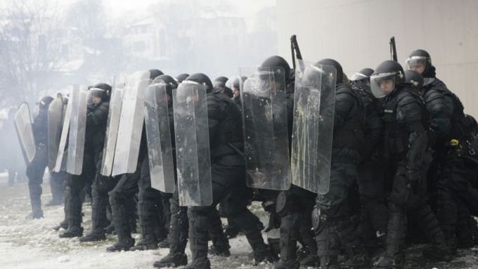 Speciální oddíly litevské policie zasahují proti demonstrantům, protestujícím kvůli ekonomické krizi.