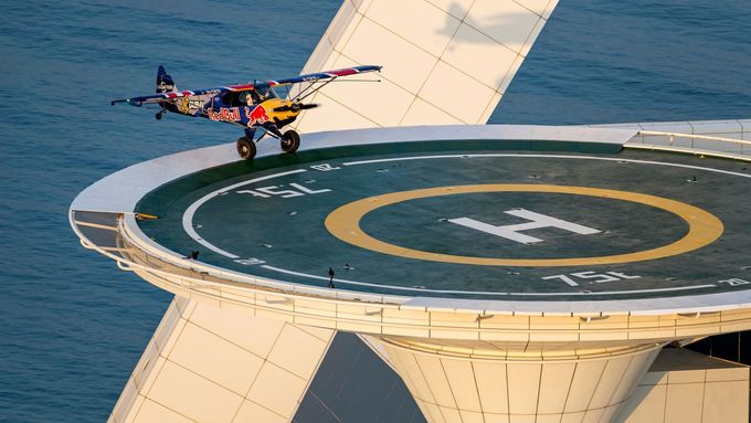 Pilot Łukasz Czepiela přistává na střeše mrakodrapu Burdž Chalífa v Dubaji (14. března 2023)