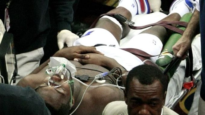 Stuckeyho odvážejí do nemocnice k vyšetření.