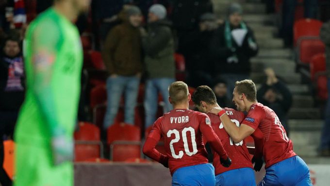 Čeští fotbalisté slaví Schickův gól proti Slovensku