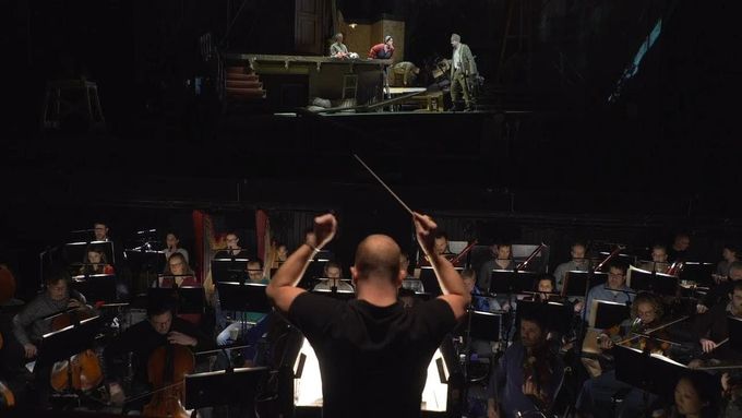 Ukázka z přenosu Vojcka s důrazem na dirigenta Yannicka Nézeta-Séguina.