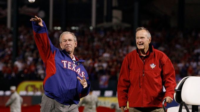 George Bush starší (vpravo) se svým synem.