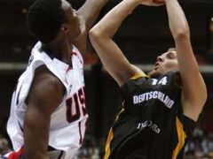 Německý basketbalista Dirk Nowitzki (vpravo) střílí na koš ve čtvrtfinálovém zápase MS proti USA. Vlevo bránící Američan Chris Bosh.