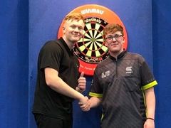 Finalisté MS do 18 let 2019 v šipkách, Adam Gawlas (vlevo) a Keane Barry z Irska.
