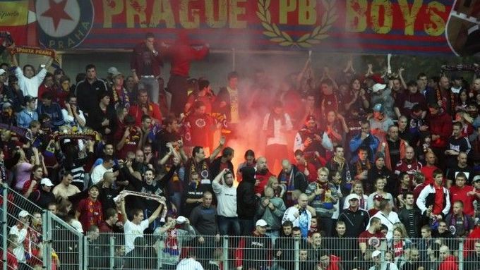 Fanoušci Sparty při derby se Slavií.
