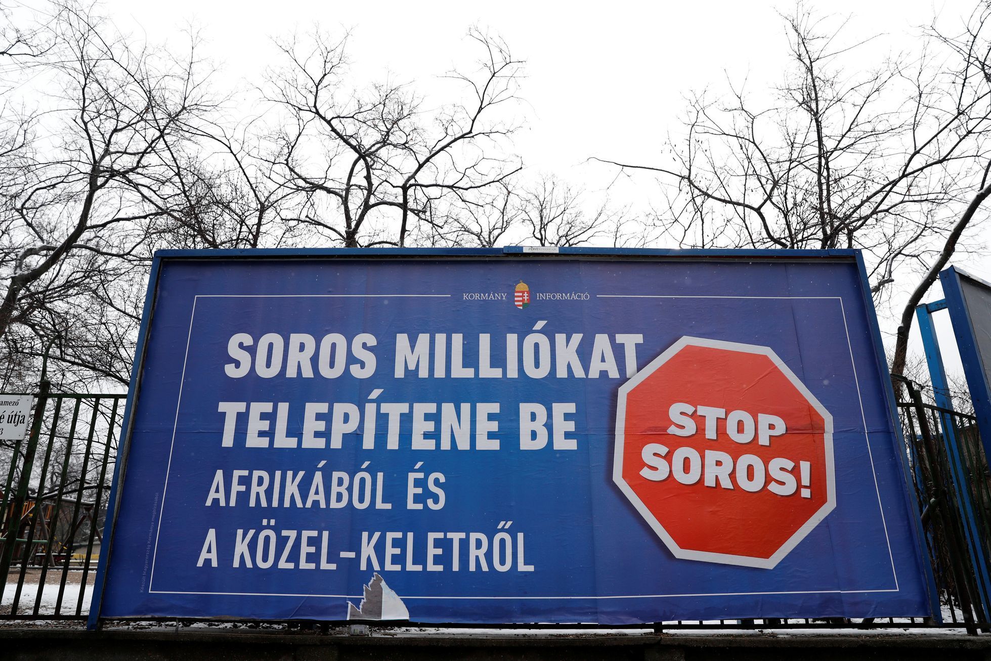 Protisorosovský billboard v Budapešti.