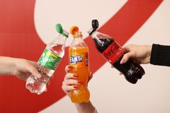 Coca-Cola kvůli třídění upevnila víčko k lahvi. Nový styl je o zvyku, vzkazuje firma
