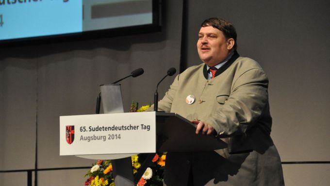 Bernd Posselt mluví na 65. sudetoněmeckém sjezdu v Augsburgu.