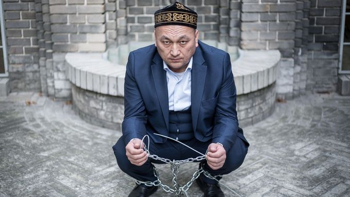 Ujgurové se v čínských táborech musí nazpaměť učit zákony a opěvovat komunistickou stranu, popsal roku 2019 sinolog Ondřej Klimeš v DVtv.