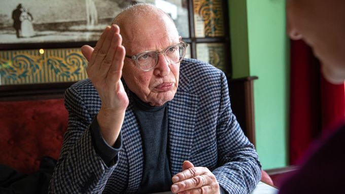 Günter Verheugen o Miloši Zemanovi: Uměl být tvrdohlavý, ale ohledně vstupu do EU udělal mnoho.