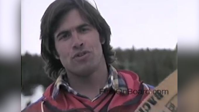Jake Burton Carpenter na záběrech z roku 1980 na vůbec první snowboardové soutěži.