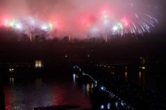 Na novoroční ohňostroj v Praze se navzdory mlze přišly podívat tisíce lidí