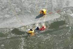 Hasiči cvičili na zamrzlém jezeře. Vtom praskl led pod dvěma chlapci