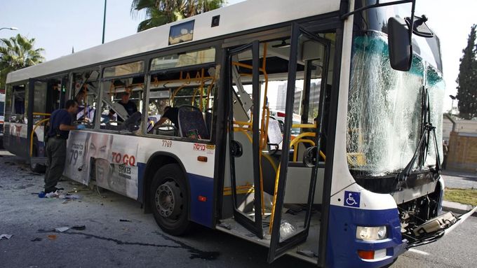Autobus po výbuchu v Tel Avivu
