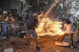 Juan Barreto (AFP): Demonstrant v plamenech. José Víctor Salazar Balza (28) začal hořet během protestů proti venezuelskému prezidentovi - poté, co explodovala nádrž policejního motocyklu. Série nominovaná na World Press Photo v kategorii Aktualita.