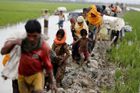 Hodiny čekání na jídlo, rvačky o vodu. Bangladéš řeší uprchlickou krizi, přišlo už 290 000 Rohingů