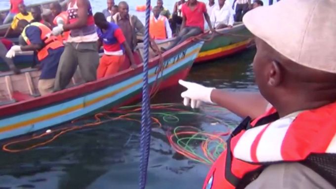 V Tanzanii se převrhl trajekt. Za zkázu na Viktoriině jezeře může přetížení lodi