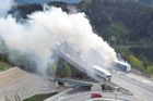 Na dálnici v Rakousku hořel český kamion, řidič se ho snažil uhasit