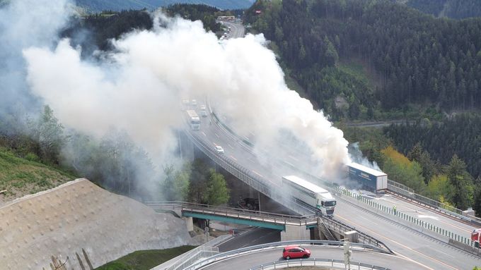 Požár jiného kamionu v Rakousku z letošního května (ilustrační foto).