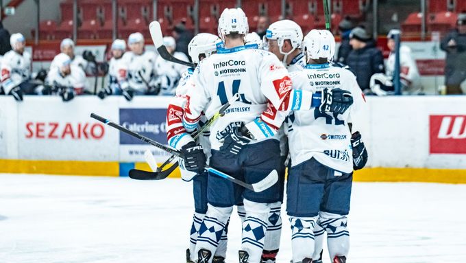 Radost plzeňských hokejistů v zápase extraligy.