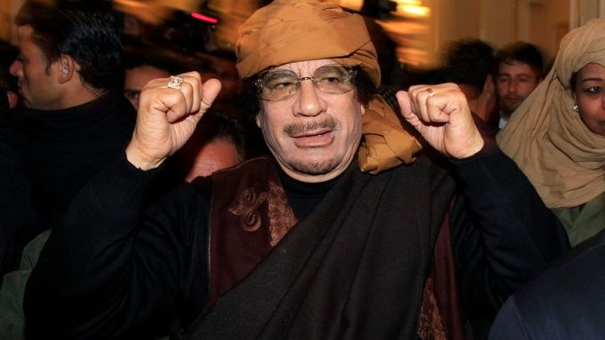 Muammar Kaddáfí na snímku z března 2011 cestou do budovy státní televize v Tripolisu.