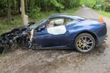 Ferrari California Jakuba Voráčka po havárii. Škoda za tři miliony, ale hokejista zůstal nezraněn.