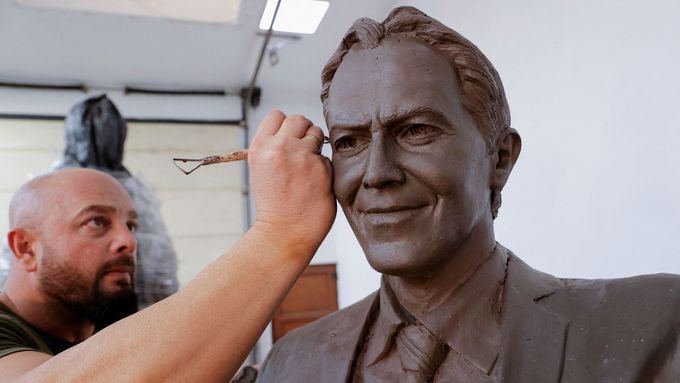 V Kosovu kvete kult Tonyho Blaira, odhalí mu sochu za bombardování Jugoslávie