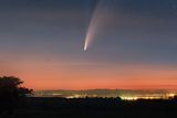 I když je kometa krásná, tahle fotka ukazuje smutnou realitu současné civilizace. To světlo nad horizontem není rozbřesk ani soumrak, ale světelné znečištění z měst. Takto kometa vypadala v pondělí 13. července nad městy Chrudim a Pardubice, foceno z Polanky brzy ráno.