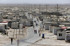 Uprchlíci začali v pouštním táboře Zátarí sázet stromy, návrat domů je daleko