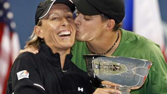 Martina Navrátilová se svou úplně poslední grandslamovou trofejí, kterou získala na US Open s Bobem Bryanem ve smíšené čtyřhře.