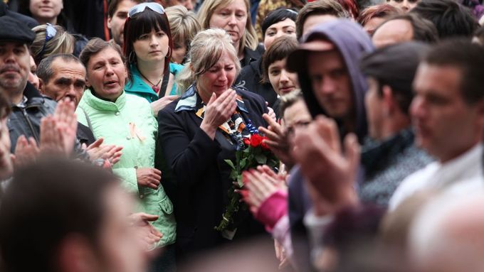 Kolem 2000 lidí se sešlo v Břeclavi na podporu chlapce, ve městě vládly protiromské nálady a matka plakala...