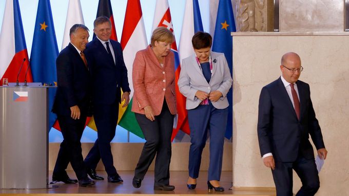 Visegrádská čtyřka s německou kancléřkou: Robert Fico, Angela Merkelová, Beata Szydlová, Viktor Orbán a Bohuslav Sobotka