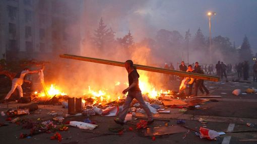 Požár stanového městečka proruských aktivistů v Oděse.