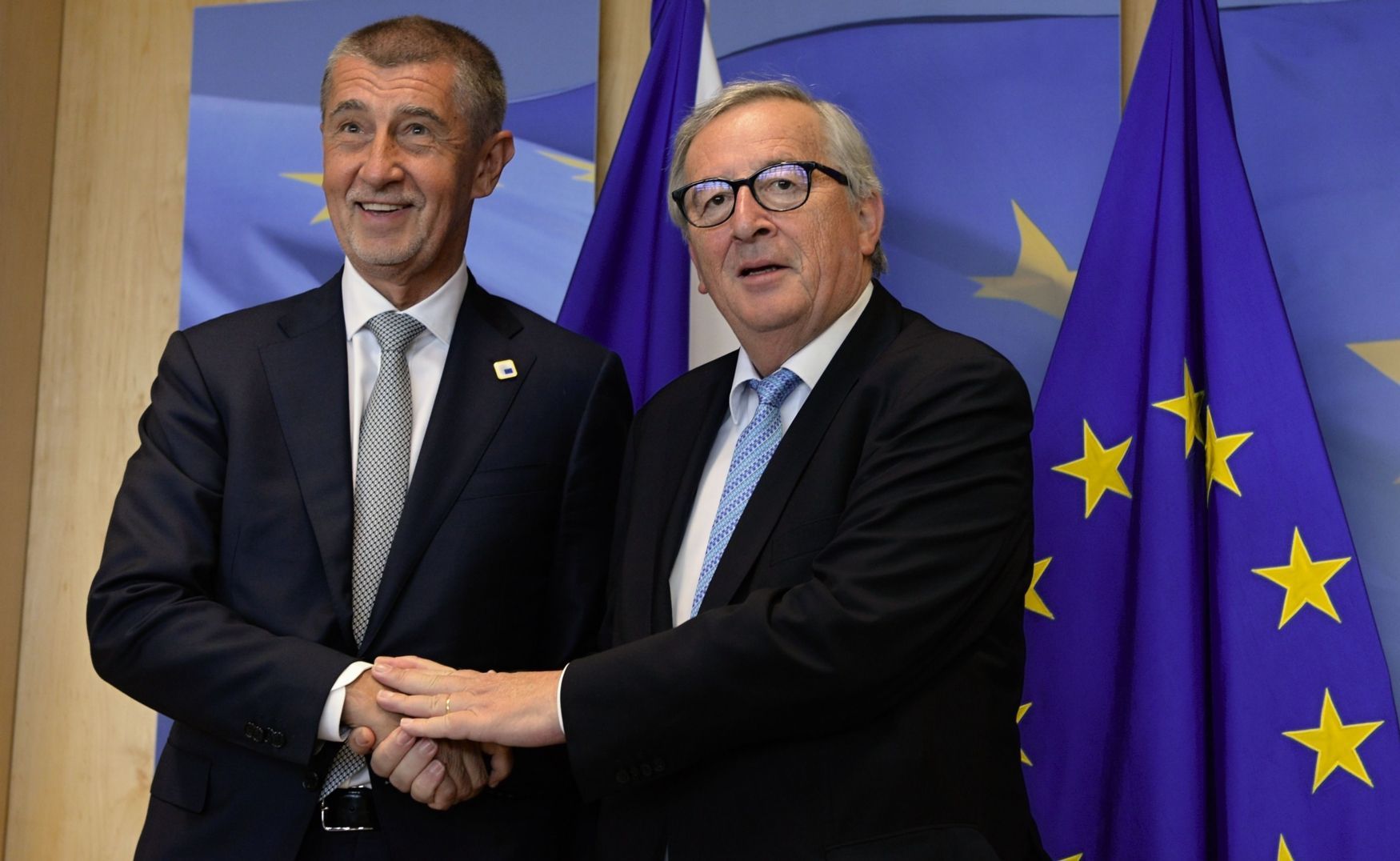 Andrej Babiš a Jean Claude-Juncker na summitu v Bruselu.